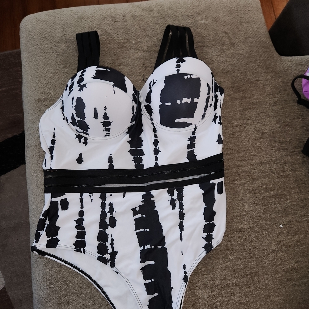 Tie Dye 1 Piece Swimsuut, Has Mesh At Waust Snd Built In Push Up Bra